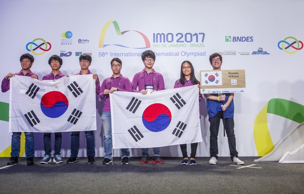 7월 17일 국제수학올림피아드 개막식 무대에 올라간 한국대표단 학생 (왼쪽부터 안정현, 백승윤, 김세훈, 최규현, 이송운, 김다인) 및 한국대표팀 가이드, 사진: Davi Campana/R2