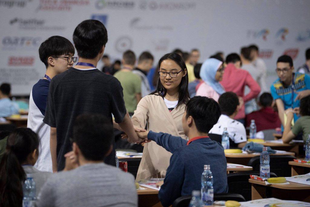 시험장에서 화이팅을 하는 우리 대표학생들. 주최측에서 촬영하여 IMO2018 페이스북 페이지에서 공개하였다. 왼쪽부터 송승호, 조영준, 김다인, 김홍녕.