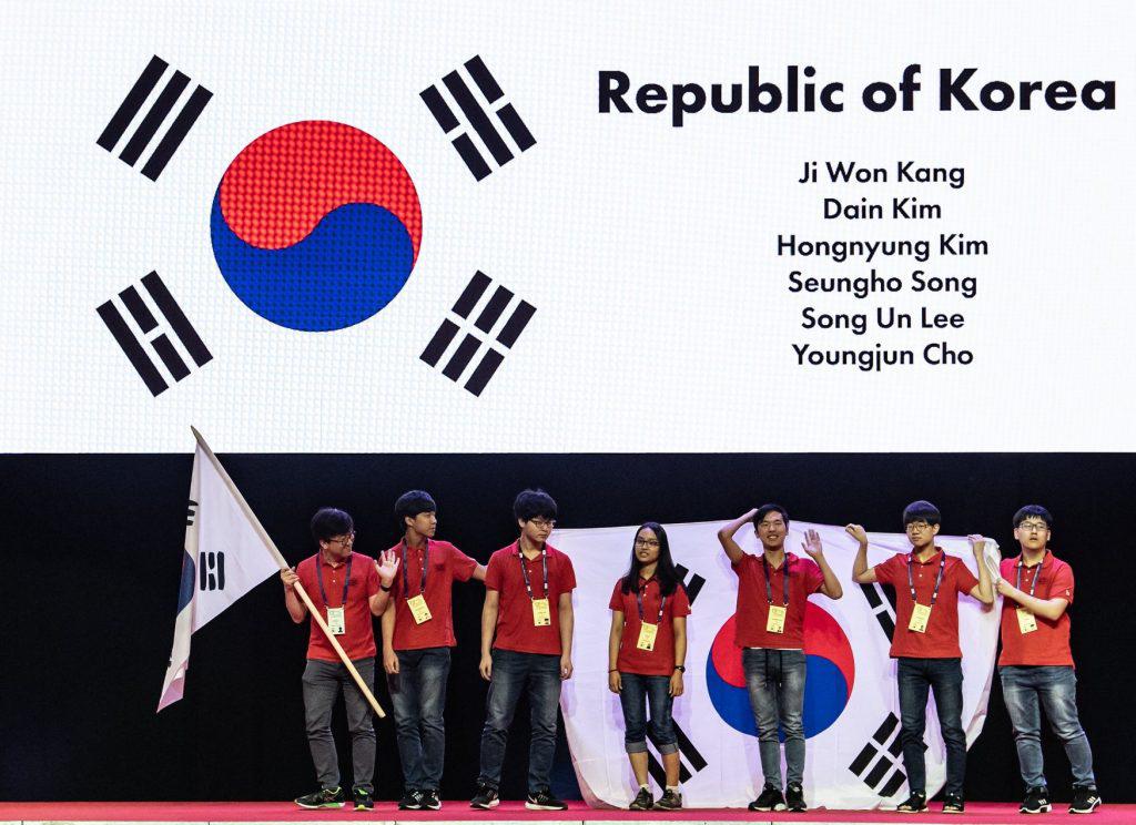 7월 8일 국제수학올림피아드 개회식 무대에 올라간 한국대표단 학생들과 저. 왼쪽부터 저, 조영준, 이송운, 김다인, 김홍녕, 송승호, 강지원. 사진출처: IMO2018 공식 페이스북.